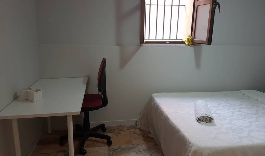 Spacious and bright room in one of the best areas of Seville