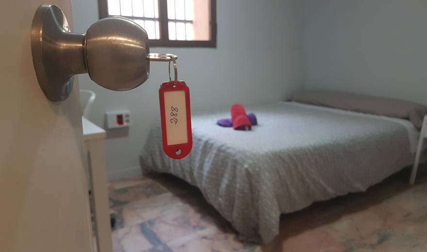 Spacious room with a large bed 2 min walk from Plaza de España