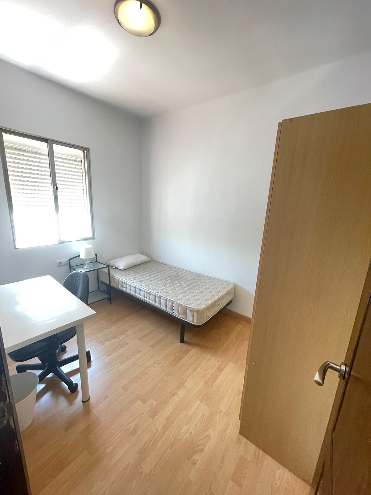 Single room for Erasmus student in Triana