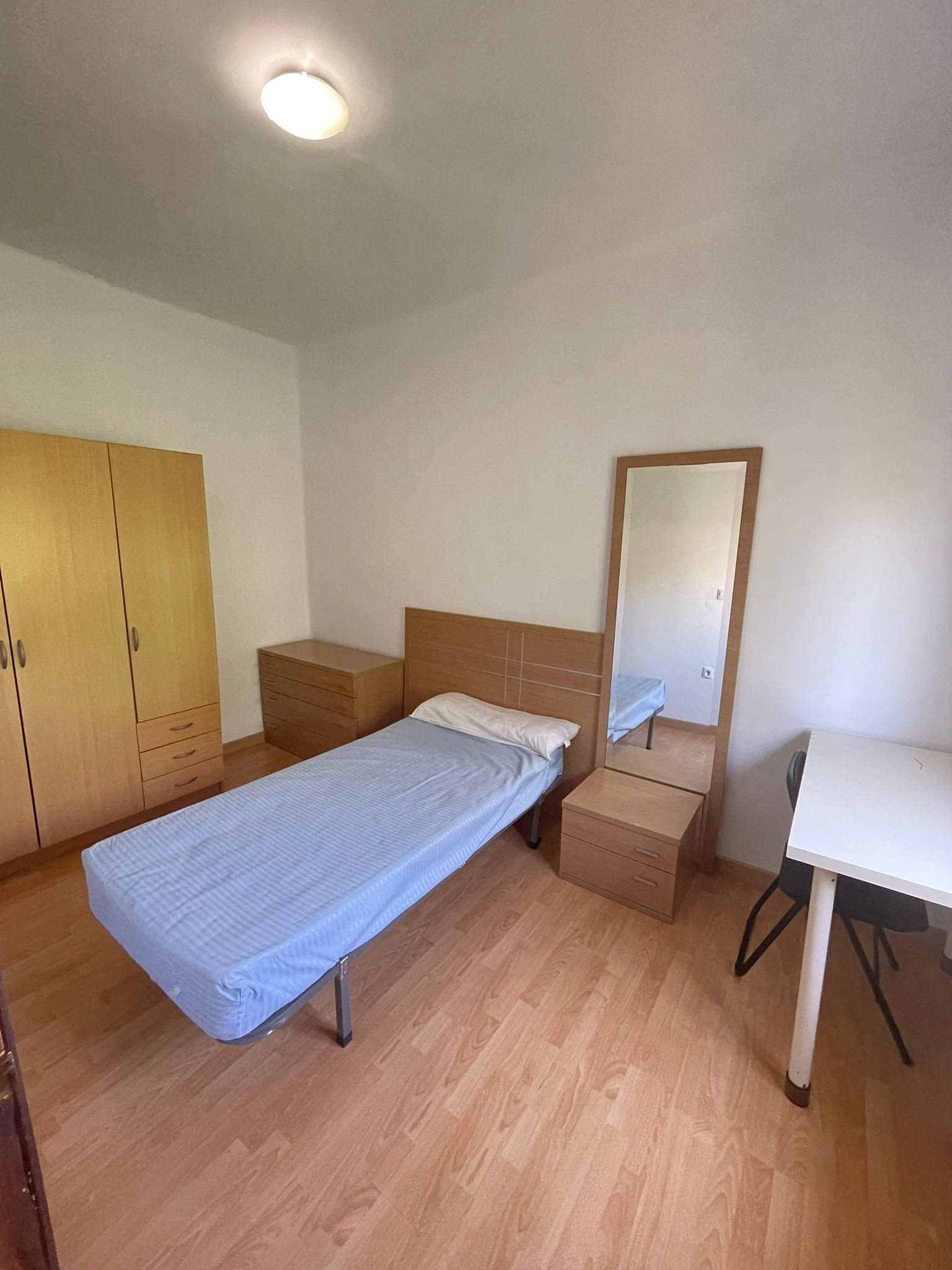 Comfortable room in Triana perfect for student