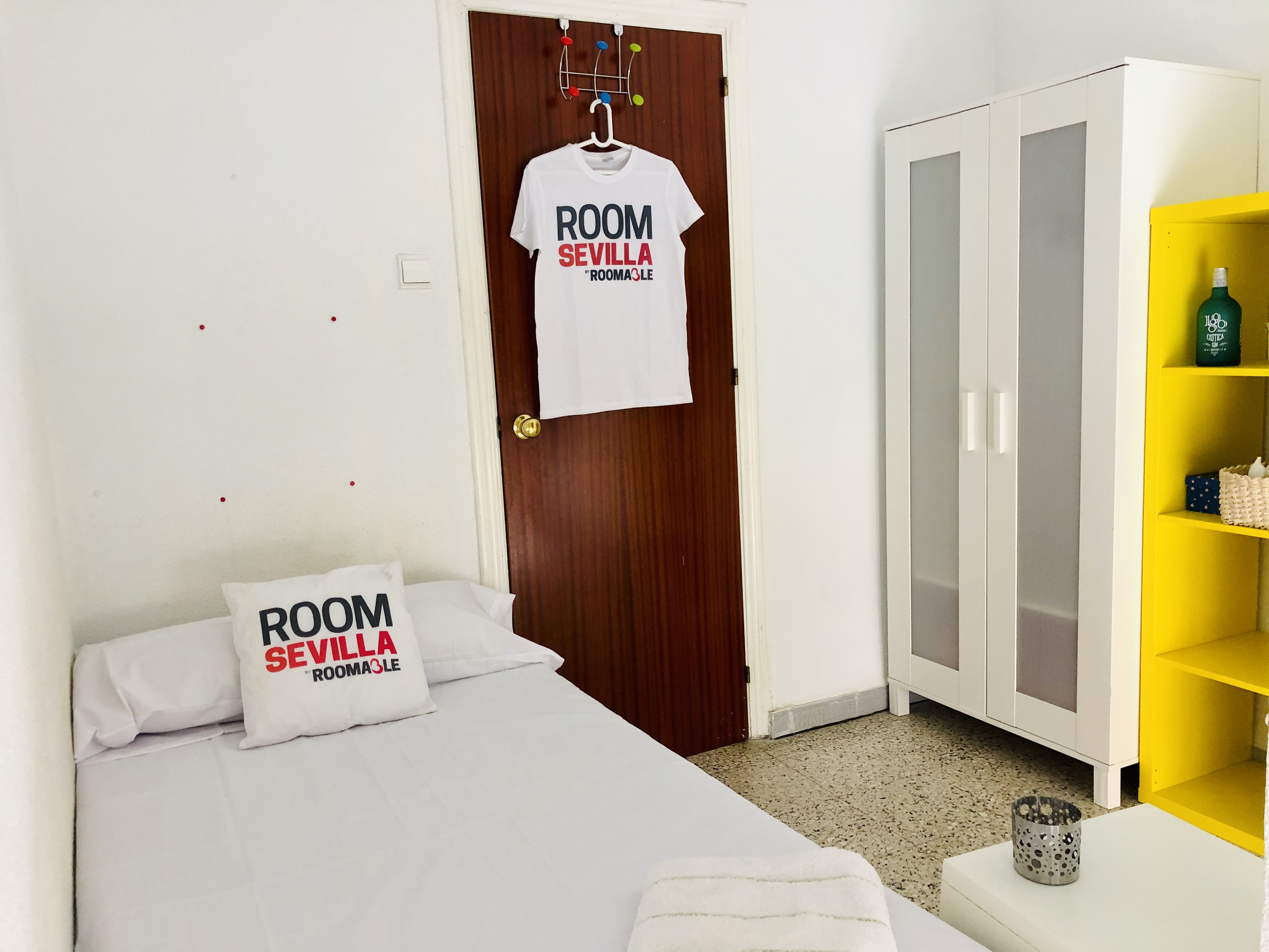 Cheerful and bright students room in Triana