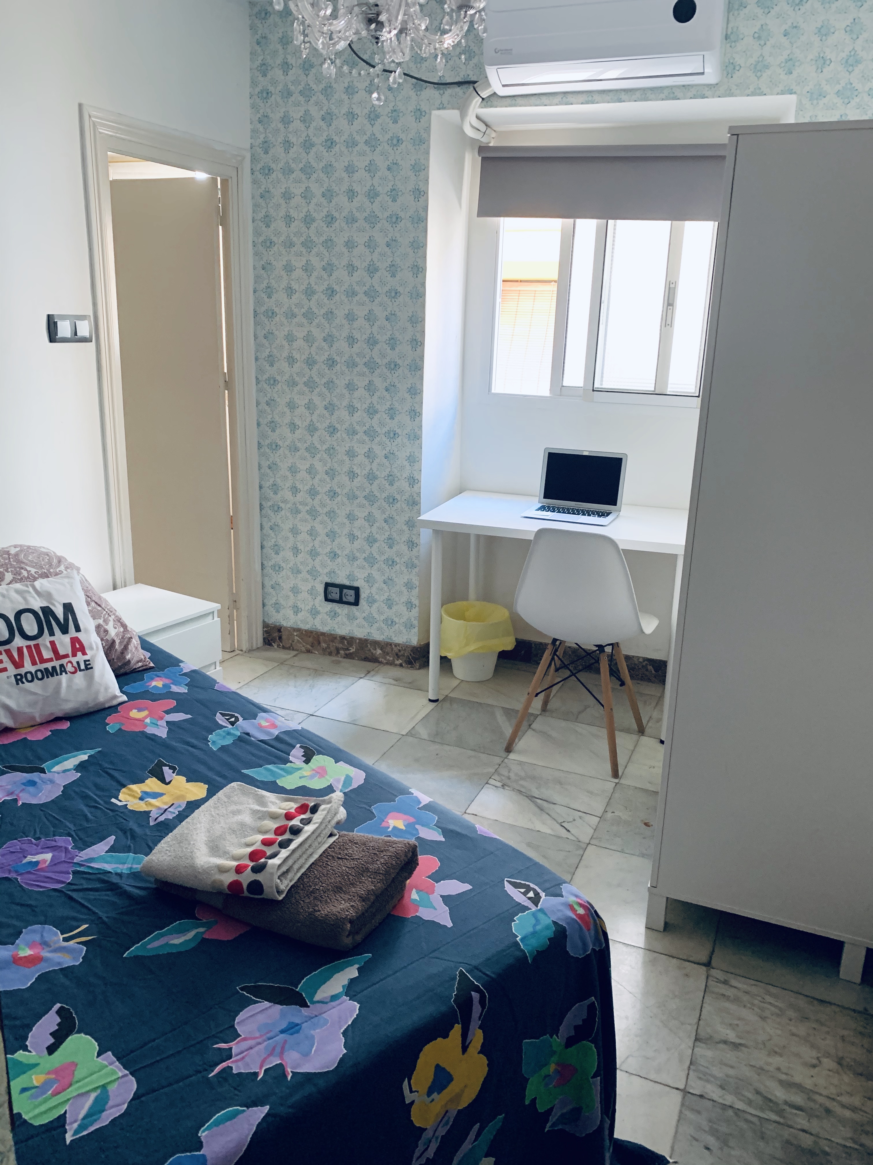 Room with private bathroom in the center of Seville