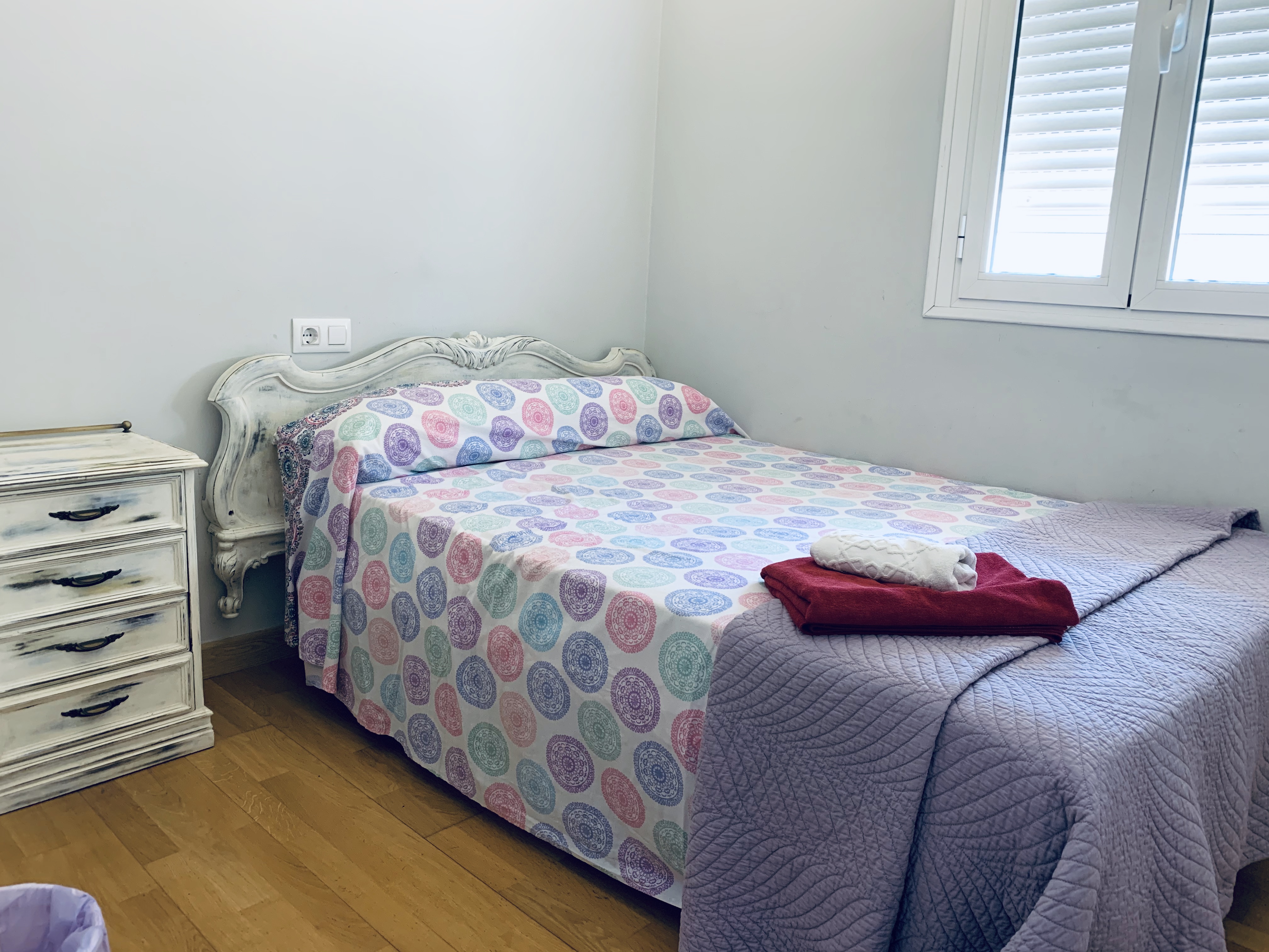 Student room with a large wardrobe close to University of Seville