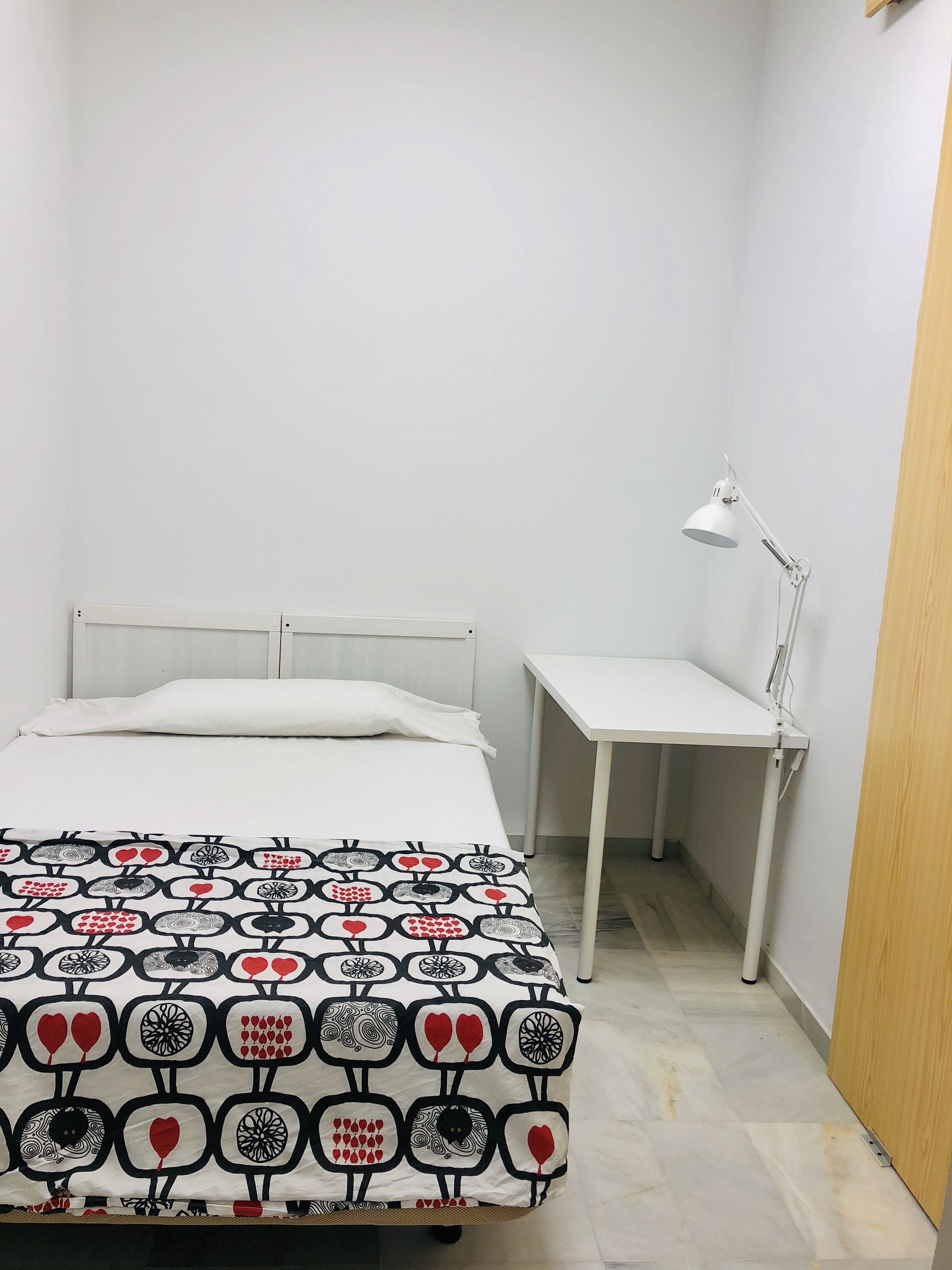 Student room with kingsize bed in historic center