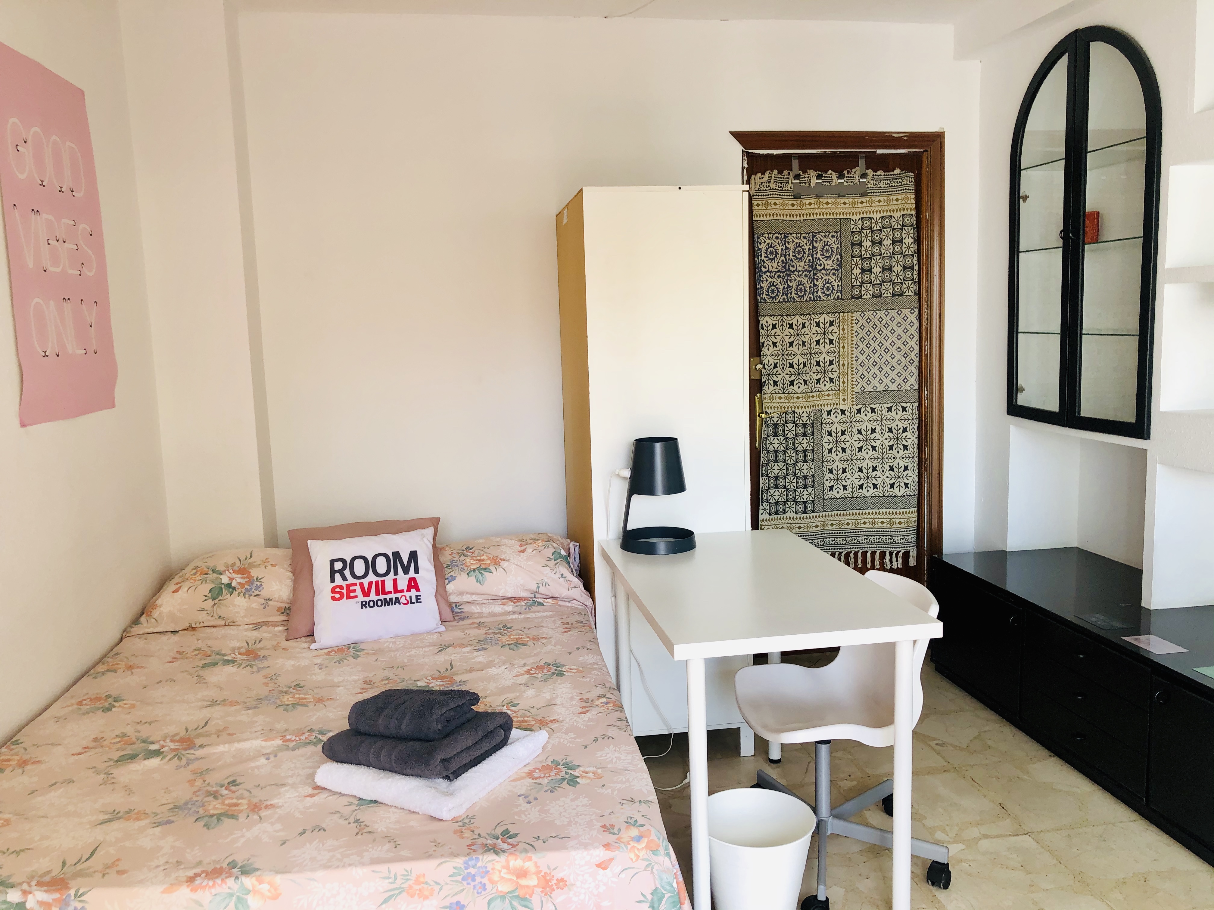 Large student room in Triana