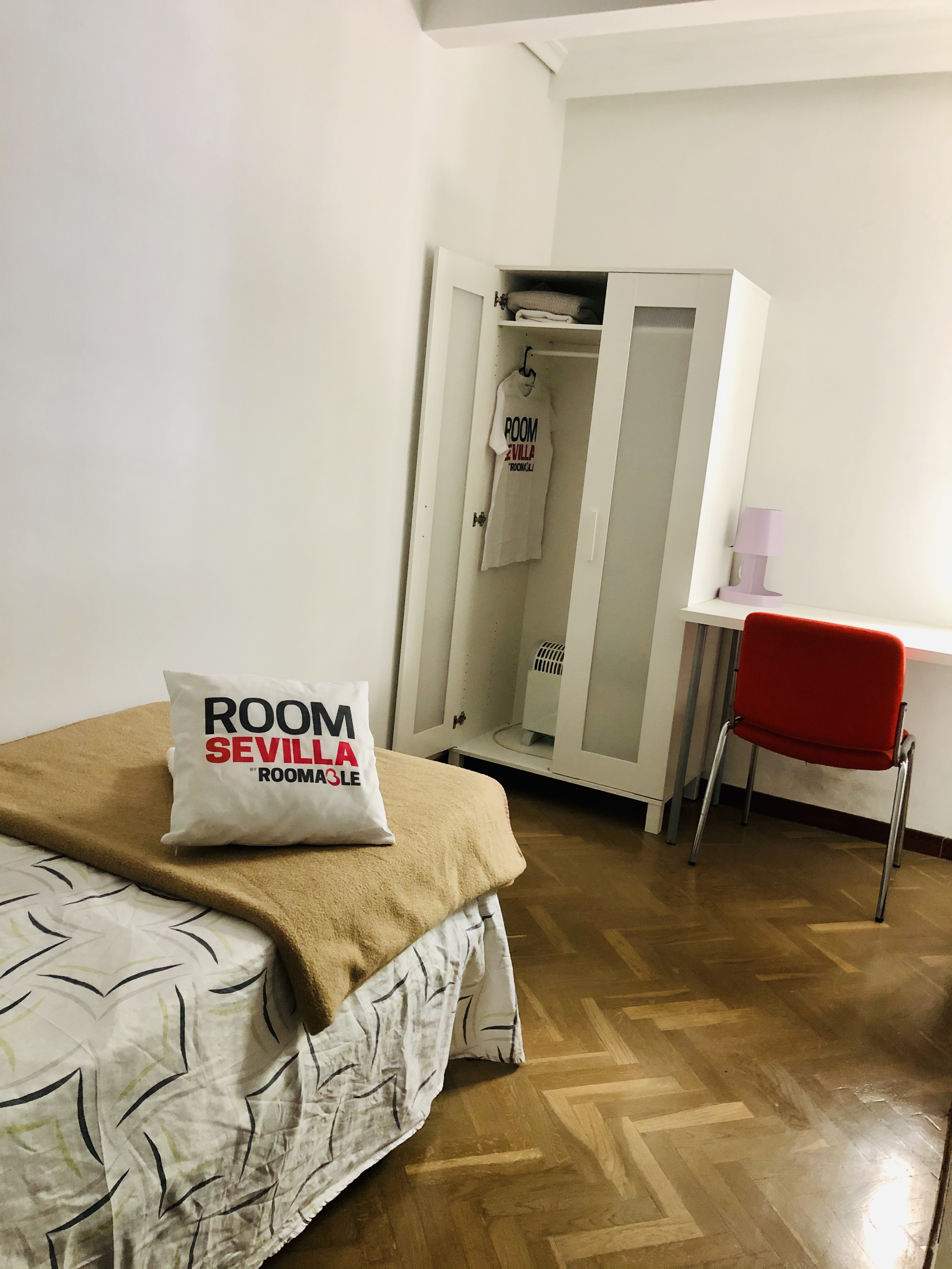 Cozy student room with a single bed