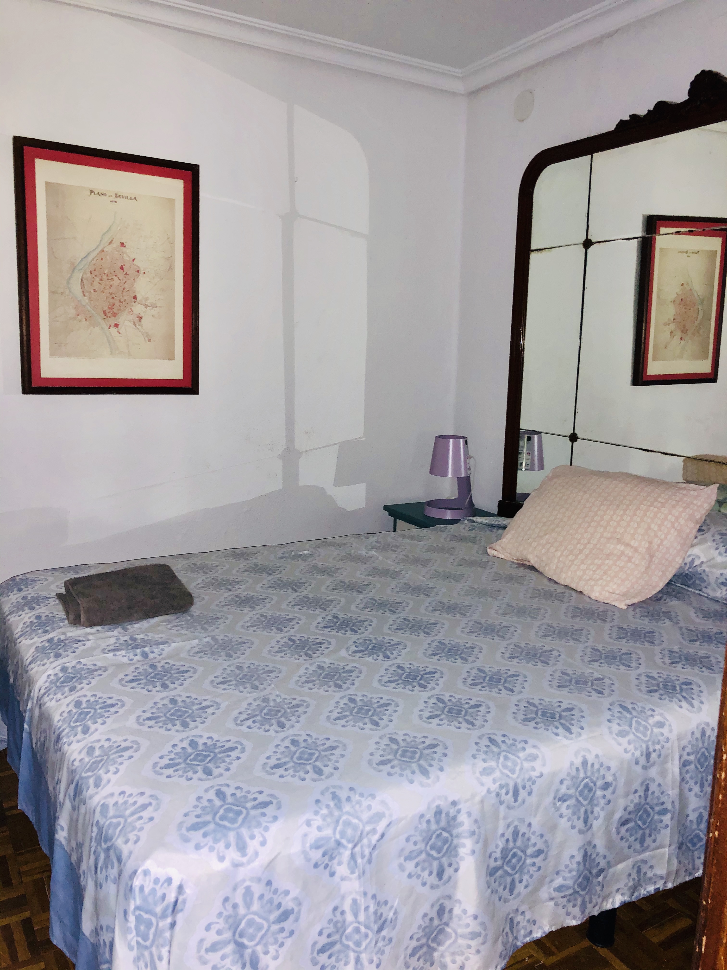 Kingsize bed room room next to  University of Seville