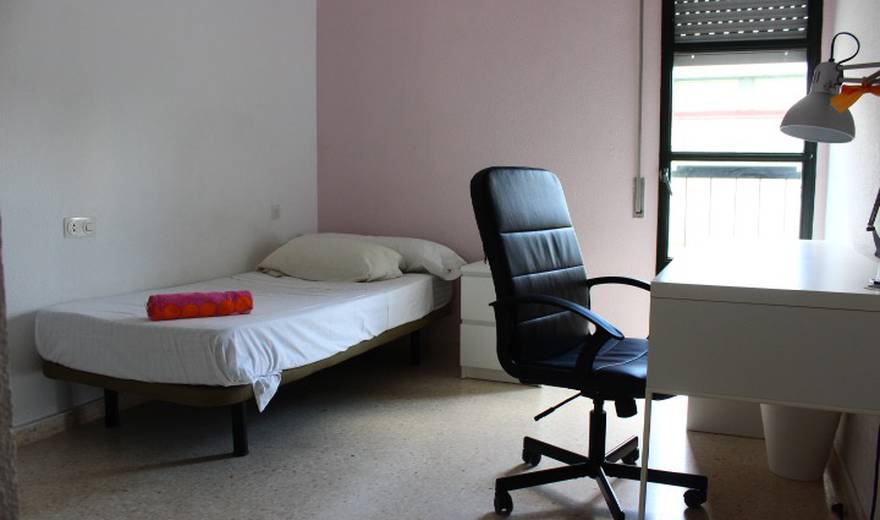 Lovely student room in Triana