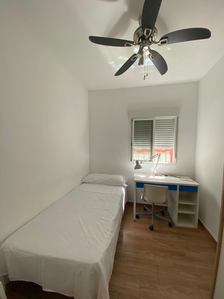 Comfortable students  room in Triana
