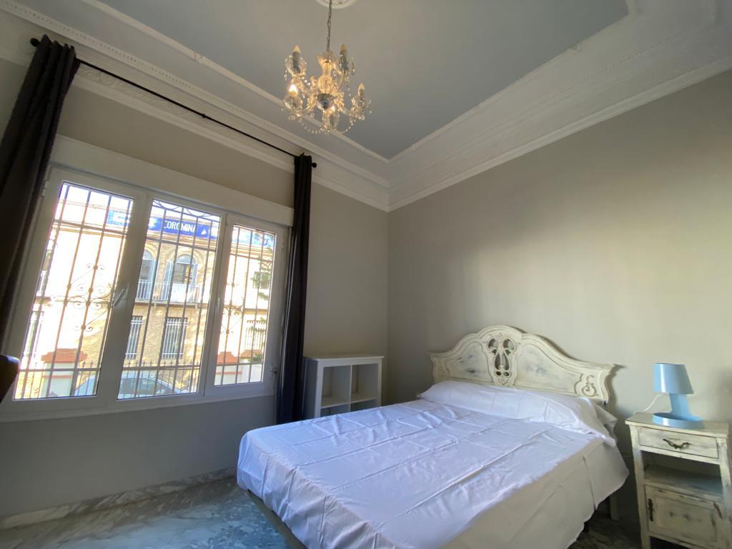 Spacious student room with a large window 2 minutes from Plaza de España