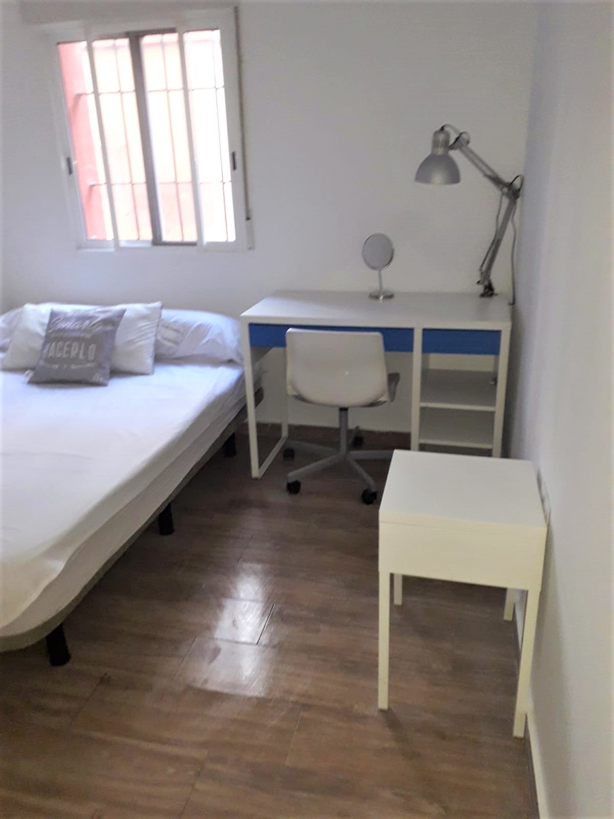 Bright and spacious room in Triana