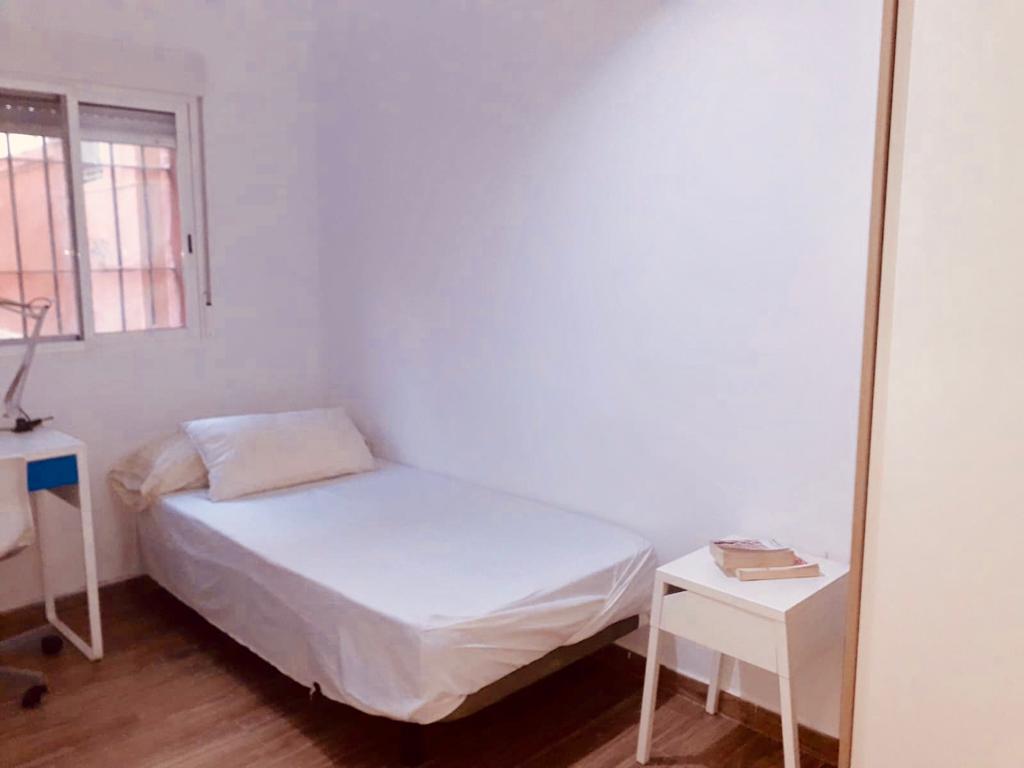 Comfortable students  room in Triana