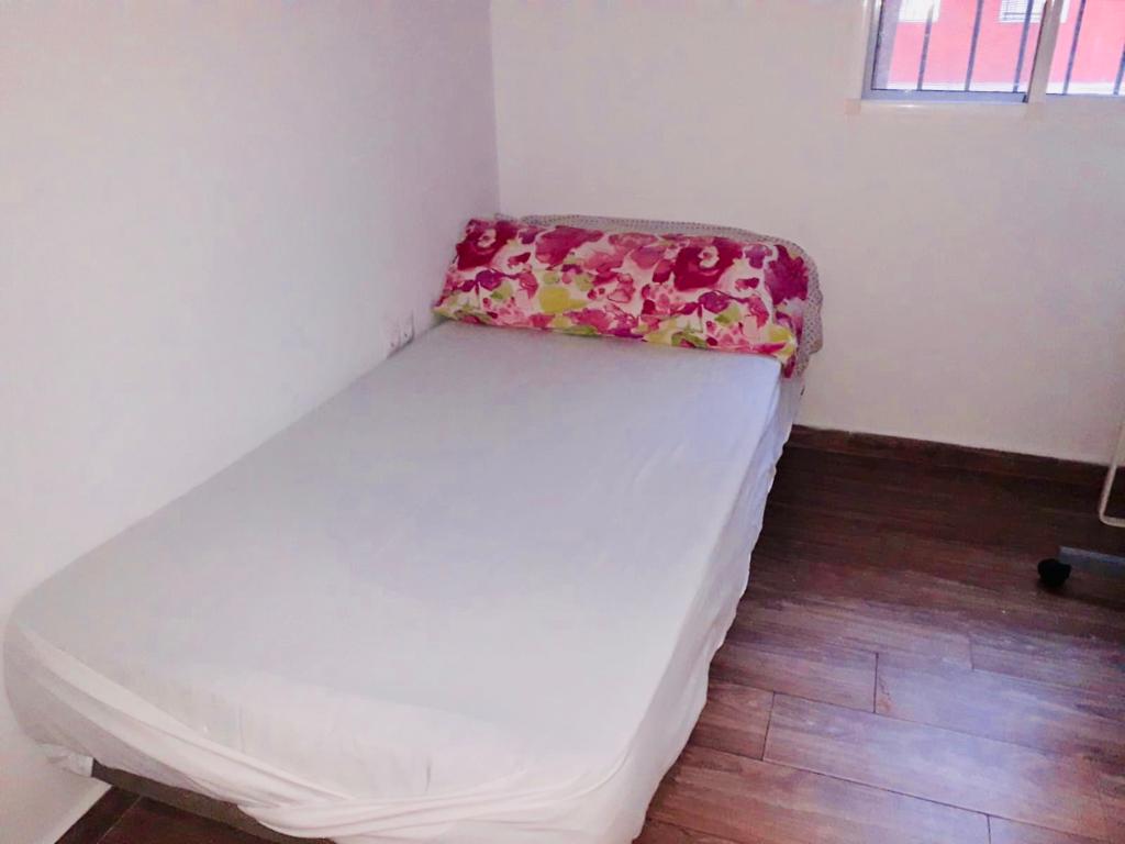 Cheerful room with a single bed in Triana