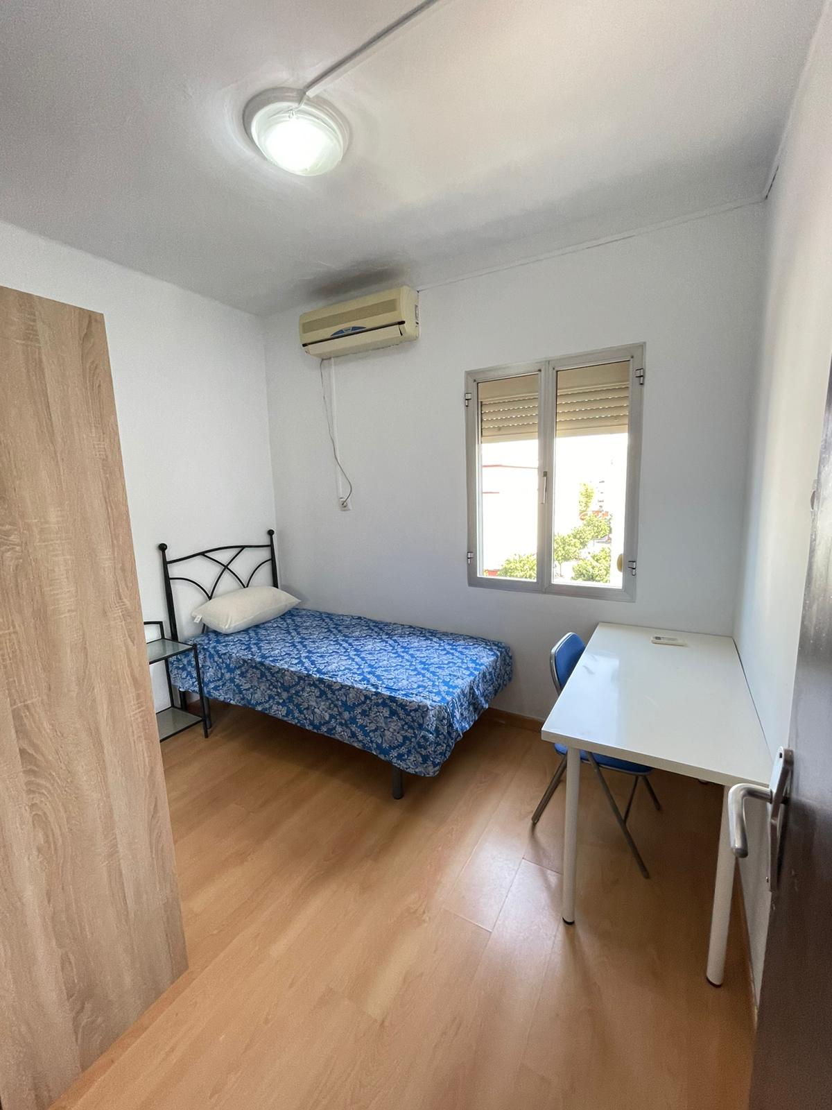 Amazing bright and fully equipped room in Triana with Aircon