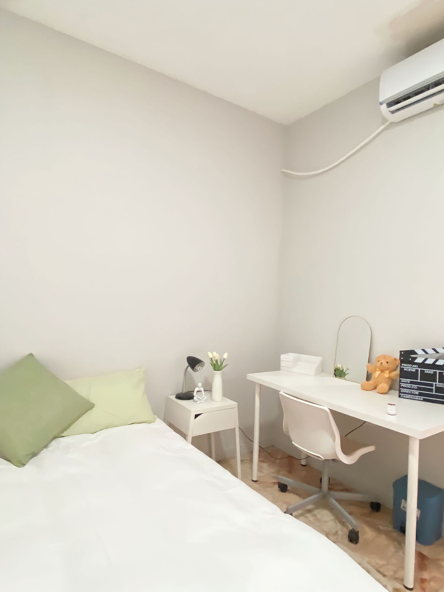 Kingsize BED Room for student in one of the most prestigious Seville neighborhood